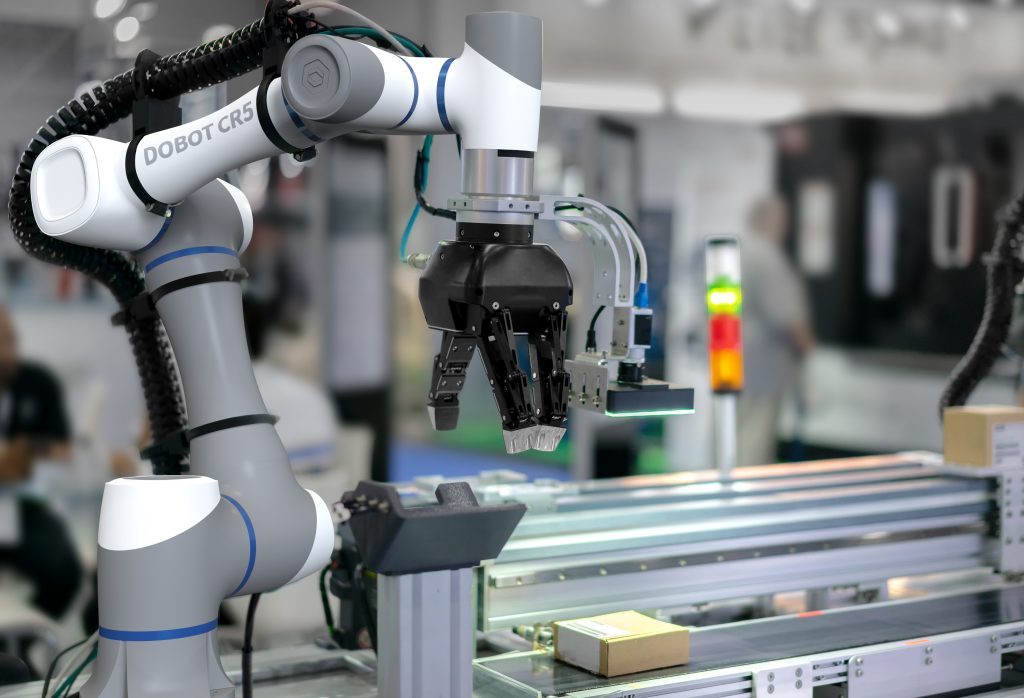 DOBOTのCR5がワークを掴もうとしている画像