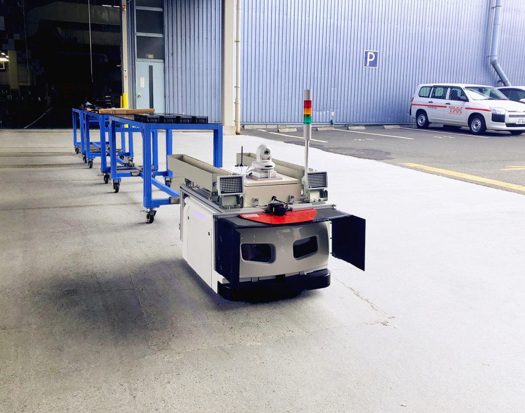 SIGNASが建屋間で製品を牽引している画像