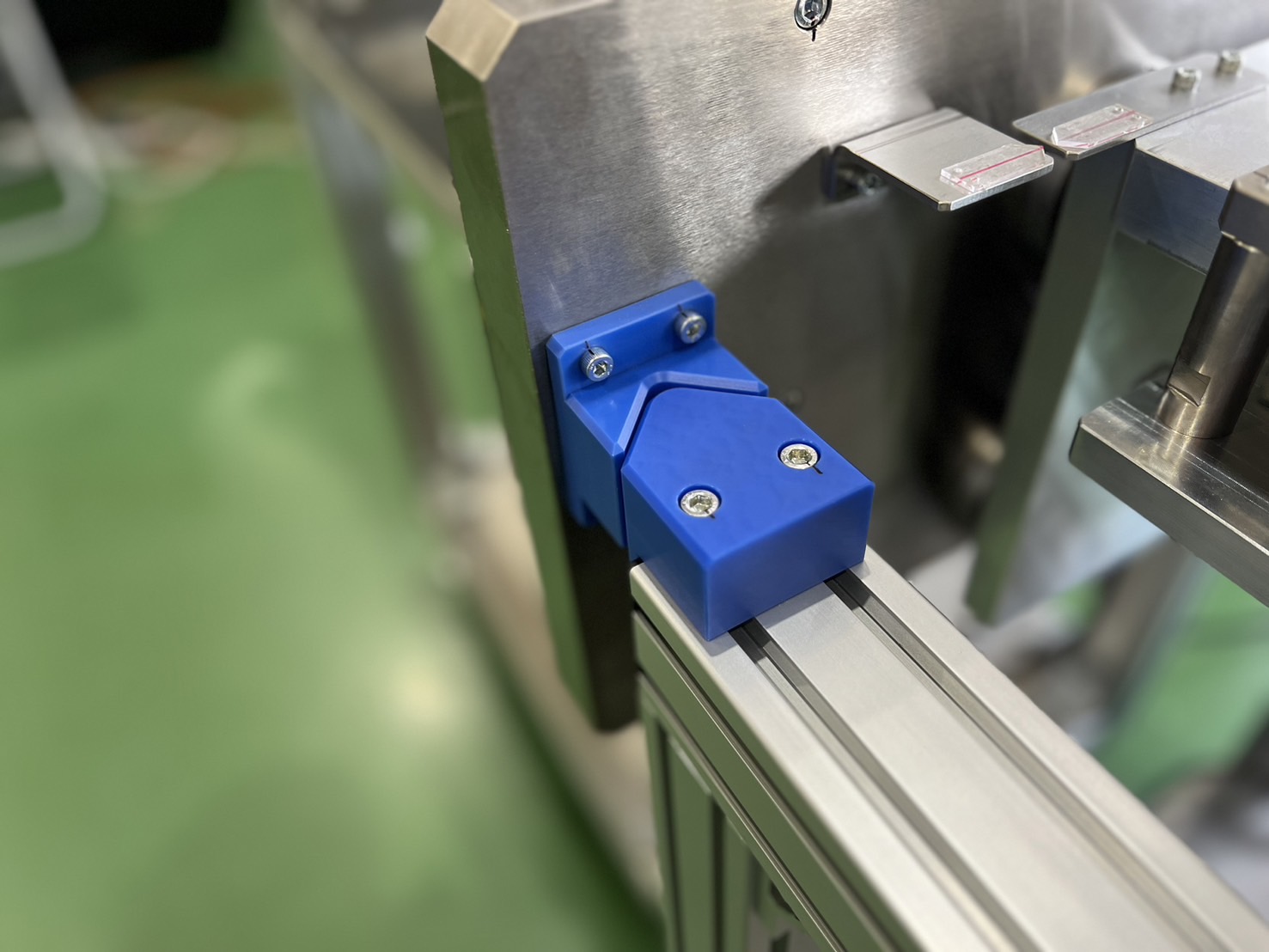 協働ロボット台車連結「ガッチャンコ」の位置決め用Vblock画像